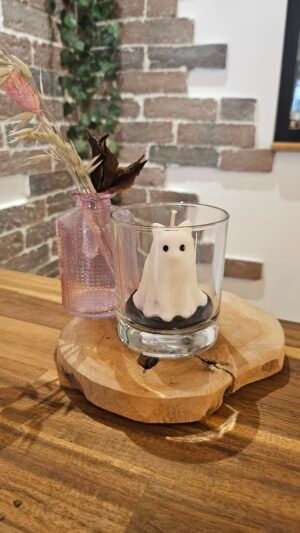 Petit chat fantôme dans son verre