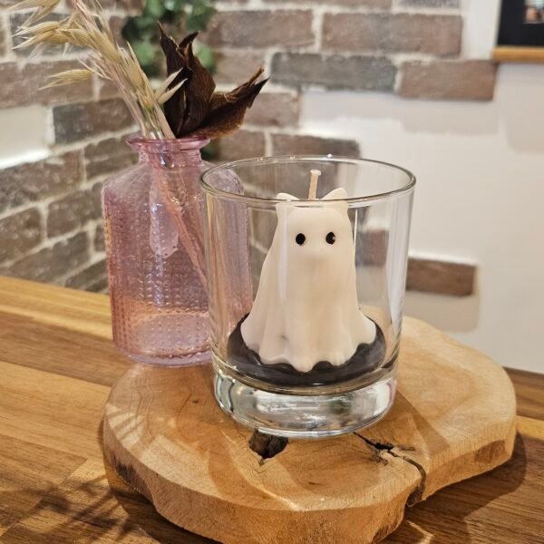 Petit chat fantôme dans son verre