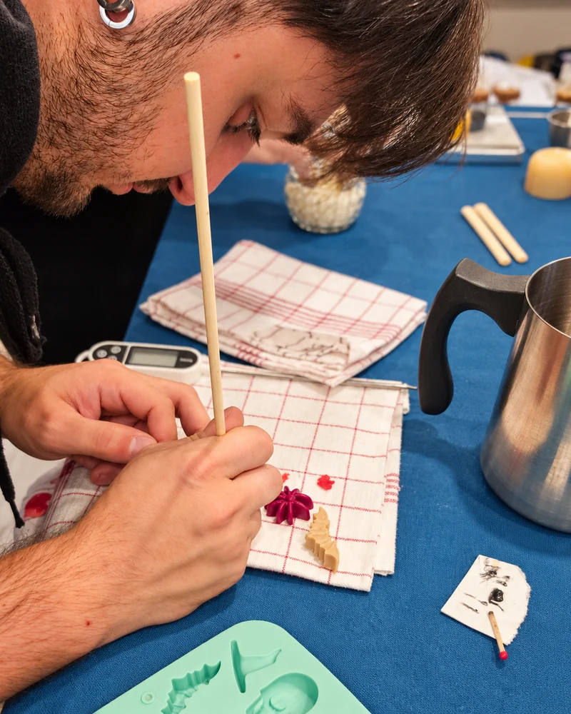 Participant réalisant des décors en cire lors d’un atelier bougie chez Maou Candle à Montbrison.