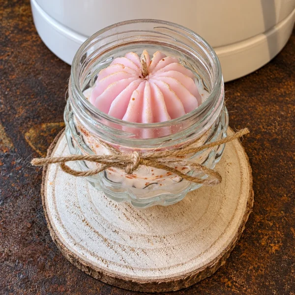 Bougie artisanale Cactus Rosé en pot en verre avec décoration florale rose