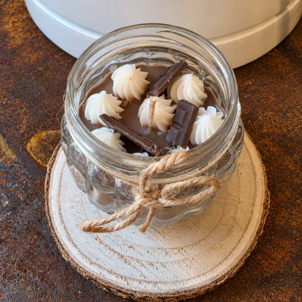 Bougie artisanale Choco Crème en pot en verre aux décorations gourmandes