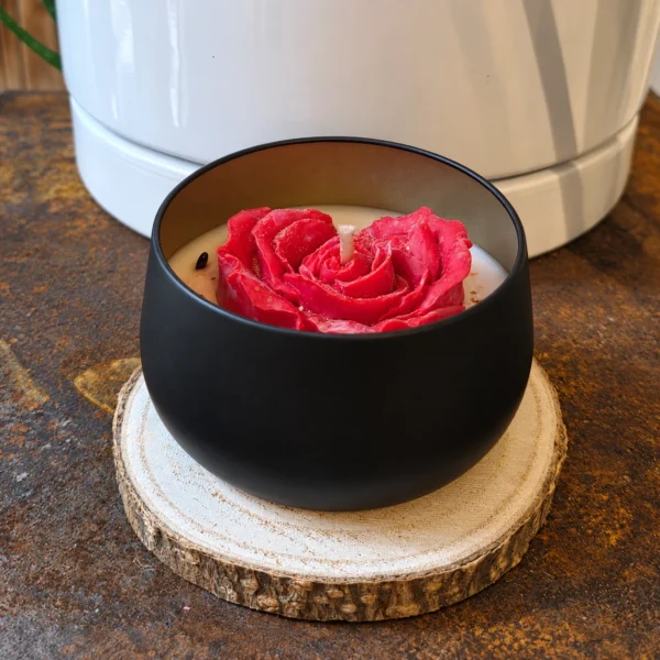 Bougie artisanale Cœur de rose avec grande rose rouge