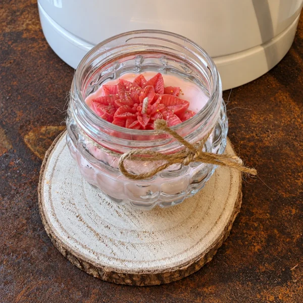 Bougie artisanale Fleur d’Hiver en pot en verre avec fleur rouge