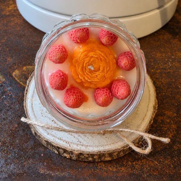 Bougie décorative Fleur d’été avec fleurs et fruits rouges