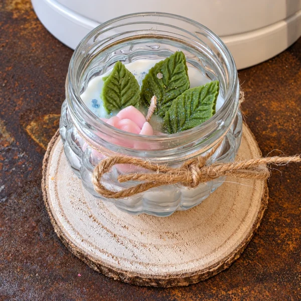 Bougie artisanale Lotus en pot en verre avec fleur rose et feuilles vertes