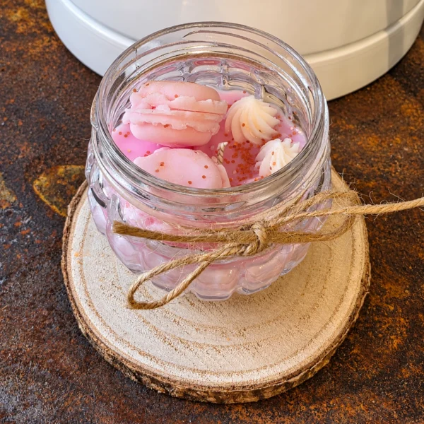 Bougie artisanale Macaron Crème en pot en verre avec macarons roses