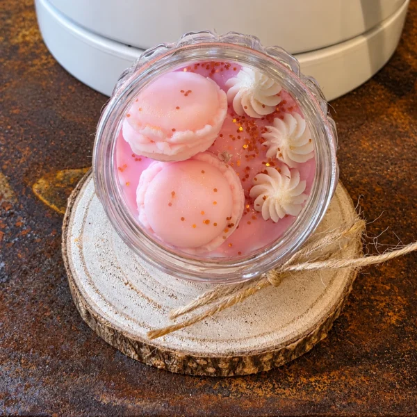 Macaron Crème – présentation Bougie décorative Macaron Crème avec macarons roses