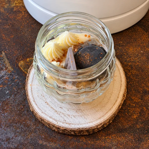 Bougie artisanale Macaron chocolat en pot en verre aux détails gourmands