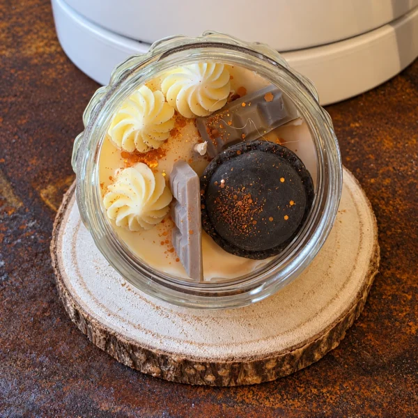 Bougie décorative Macaron chocolat aux détails gourmands