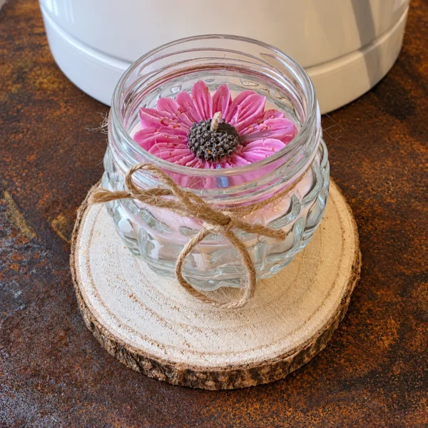Bougie artisanale Marguerite en pot en verre avec grande fleur rose