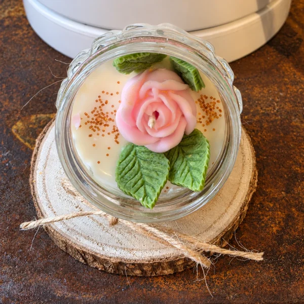 Rose – présentation Bougie décorative Rose avec fleur rose et feuillage vert