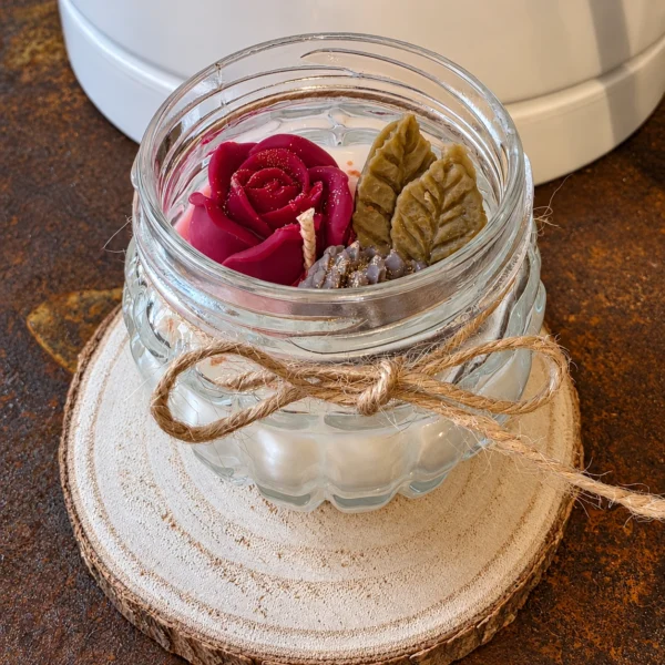 Bougie artisanale Rose et Pin en pot avec rose rouge et pomme de pin