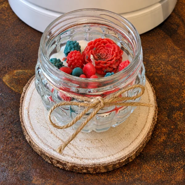 Bougie artisanale Rubis Émeraude en pot en verre aux fleurs rouges et vertes