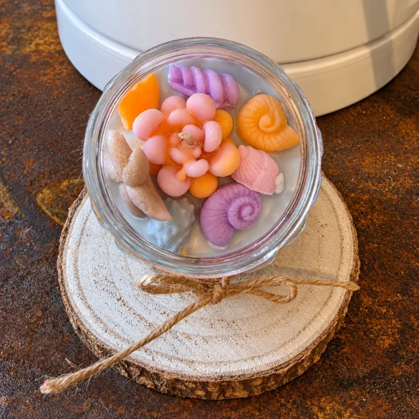 Bougie décorative Sous l’Océan aux éléments colorés inspirés de la mer