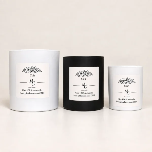 Bougies parfumées Cuir Maou Candle en trois formats de pots, blancs et noir, sur fond clair.