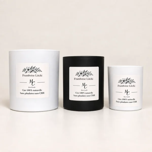 Bougies parfumées Framboise litchi Maou Candle en trois formats de pots, blancs et noir, sur fond clair.