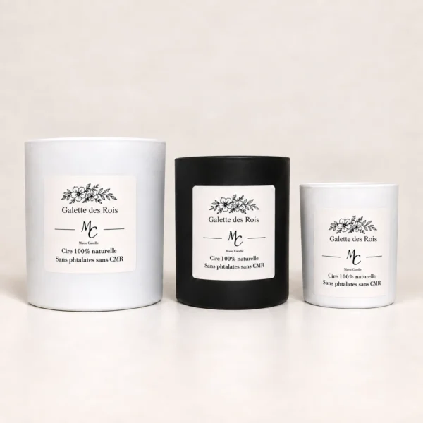 Bougies parfumées Galette des rois Maou Candle en trois formats de pots, blancs et noir, sur fond clair.