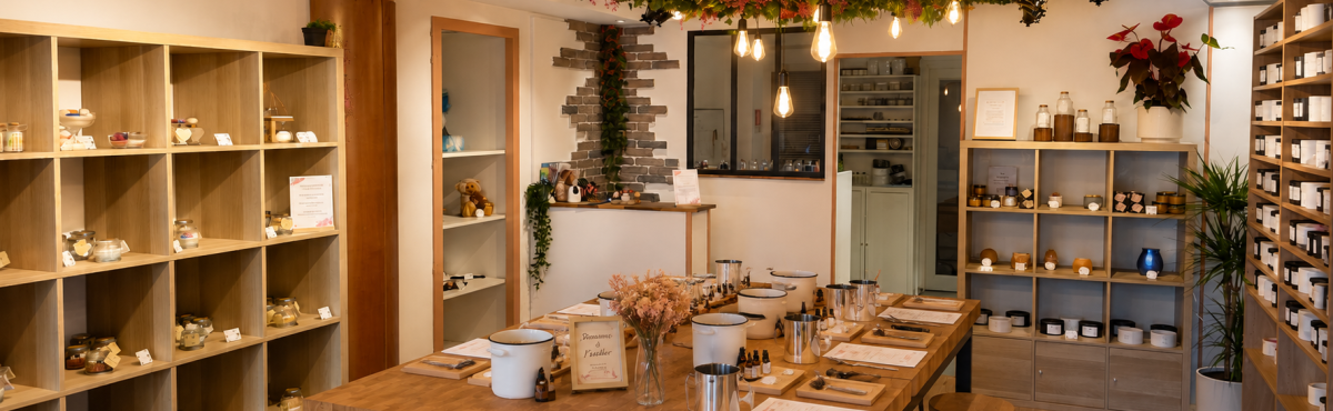 Intérieur de la boutique Maou Candle à Montbrison avec espace atelier de création de bougies artisanales